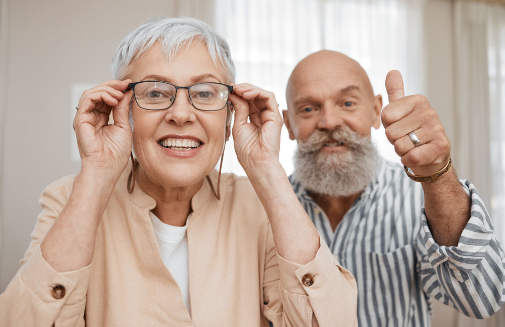 Coppia di anziani con problemi di vista