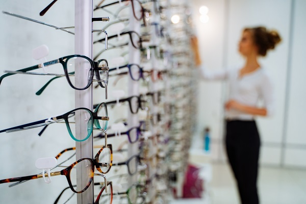 Materiali per montature: titanio, acetato, legno – quale scegliere?